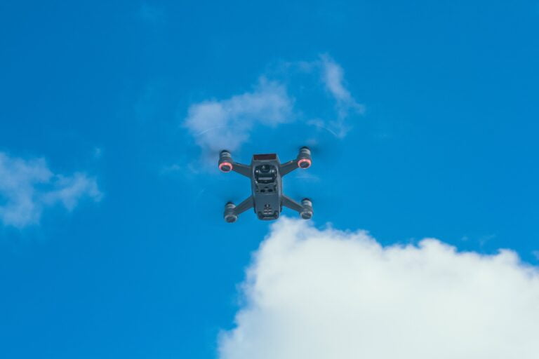 Ilustrasi drone terbang