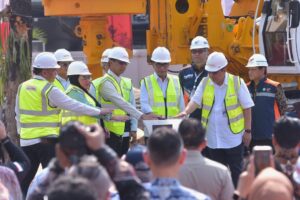 Menhub Budi Karya Sumadi mewakili Presiden Jokowi groundbreaking pembangunan LRT Fase 1B rute Velodrome Manggarai