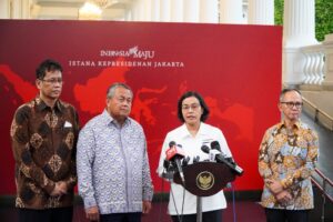 Menkeu Sri Mulyani, Gubernur BI Perry Warjiyo, Ketua DK OJK Mahendra, dan Ketua DK LPS Yudhi Purbaya memberikan keterangan pers di Kompleks Istana Kepresidenan, Jakarta, Senin.