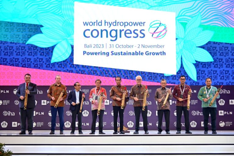 Presiden Joko Widodo bersama Tamu Undangan Memukul Kulkul setelah Membuka World Hydropower Congress di Bali