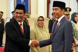 Presiden Jokowi memberikan ucapan selamat usai melantik Mentan Andi Amran Sulaiman, Rabu, 25 Oktober 2023, di Istana Negara, Jakarta