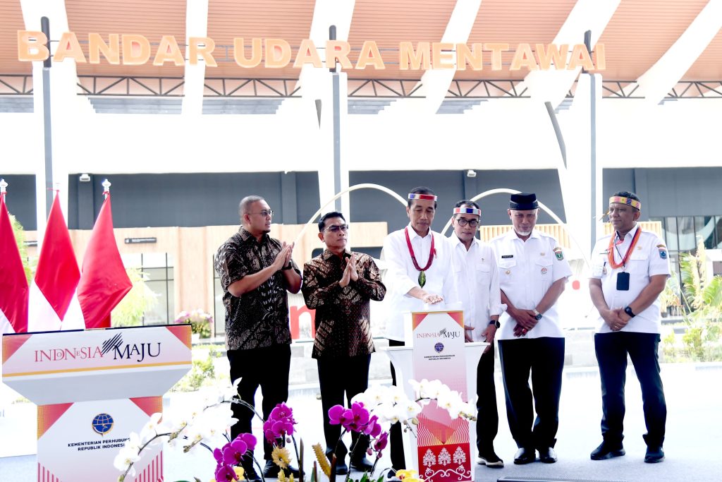 Presiden Jokowi meresmikan Bandar Udara Mentawai di Kabupaten Kepulauan Mentawai, Provinsi Sumatra Barat