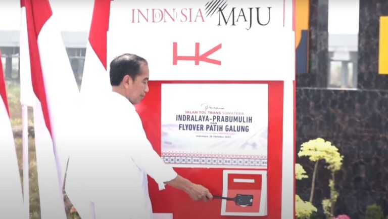 Presiden Jokowi meresmikan Jalan Tol Indralaya-Prabumulih di Palembang, Sumatera Selatan