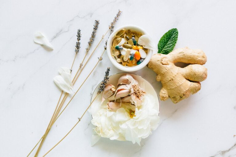 Ilustrasi obat herbal atau bahan alami.