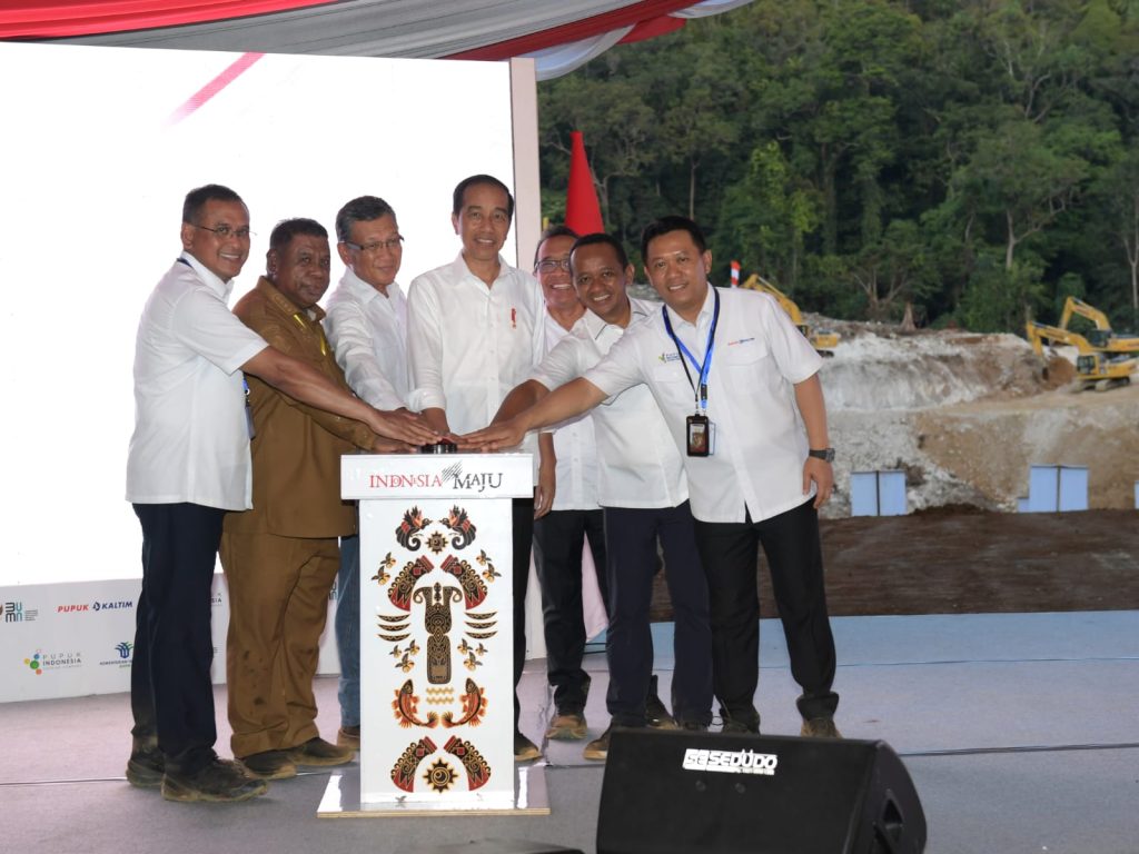 Presiden Jokowi melakukan groundbreaking PSN Kawasan Industri Pupuk Fakfak di Kabupaten Fakfak, Provinsi Papua Barat, Kamis 23 November 2023