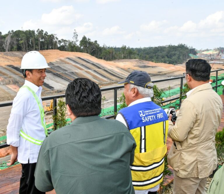 Presiden dan Rombongan Meninjau Proyek Jalan Tol IKN
