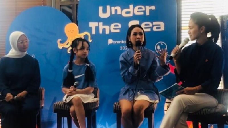 Penyanyi Andien Aisyah saat berbicara di konferensi pers Parentalk Festival, Rabu (15/11/2023) di Jakarta.