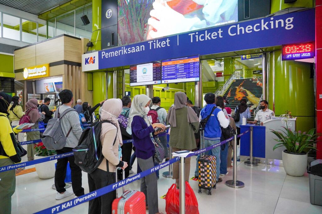 pembelian Tiket Kereta Api di Loket Natal dan tahun baru pergerakan masyarakat