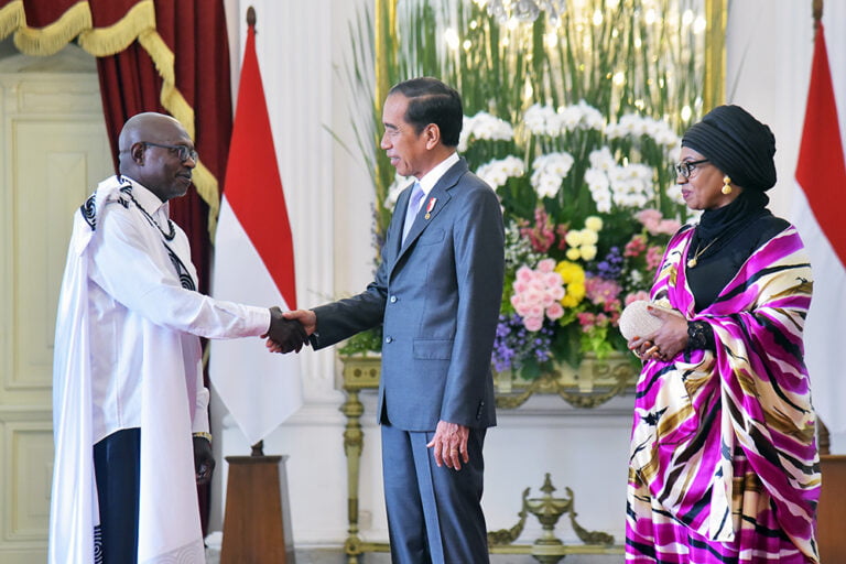 Presiden Jokowi bersama Duta Besar LBBP Designate Resident Republik Rwanda untuk Republik Indonesia Sheikh Abdul Karim Harelimana, di Istana Merdeka, Jakarta,