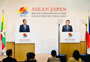 Presiden Jokowi bersama PM Kishida menyampaikan pernyataan pers, di Hotel The Okura, Tokyo, Jepang