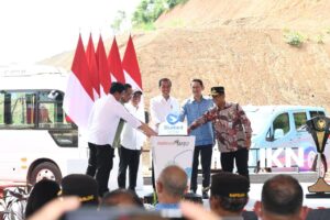 Presiden Jokowi meluncurkan transportasi ramah lingkungan Blue Bird Group, Kamis 21 Desember 2023 di IKN