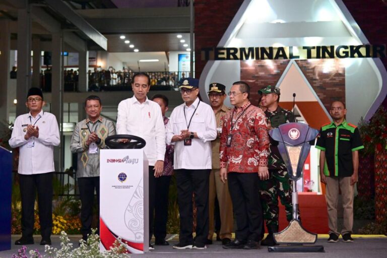 Presiden Jokowi meresmikan Terminal Tingkir Salatiga.