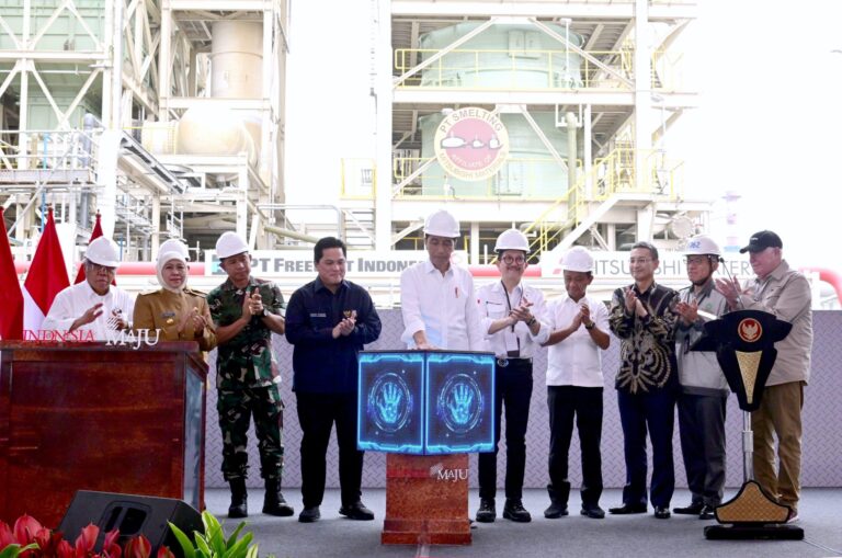 Presiden Jokowi meresmikan ekspansi PT. Smelting, di Kabupaten Gresik, Jawa Timur, Kamis 14 Desember 2023