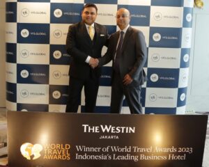 Kaushik Ghosh, Head – Australasia, VFS Global (kanan), dan Samit Ganguly, General Manager, The Westin, Jakarta (kiri), pada acara peluncuran Pusat Aplikasi Premium di hotel The Westin Jakarta, Selasa 5 Desember 2023. Foto: Ist