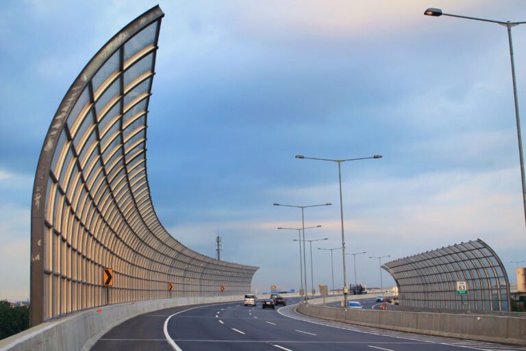 inovasi sound barrier pereda bising kendaraan pada jalan tol