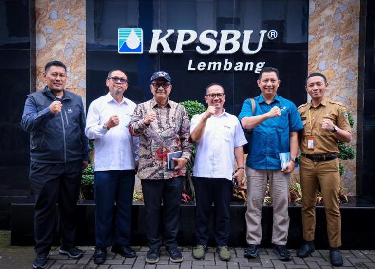 Pengurus Koperasi KPSBU di Lembang bersama Kemenkopukm