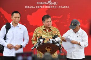 Menko Perekonomian Airlangga Hartarto, Menteri ATR Kepala BPN Agus Harimurti Yudhoyono, dan Menteri PUPR Basuki Hadimuljono menjelaskan proyek strategis nasional PSN.