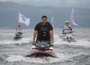 Menpora RI Dito Ariotedjo mengendarai jet ski diatas sirkuit F1Powerboat 2024, di Pelabuhan Mulia Raja Napitupulu, Balige Kabupaten Toba, Sumatera Utara