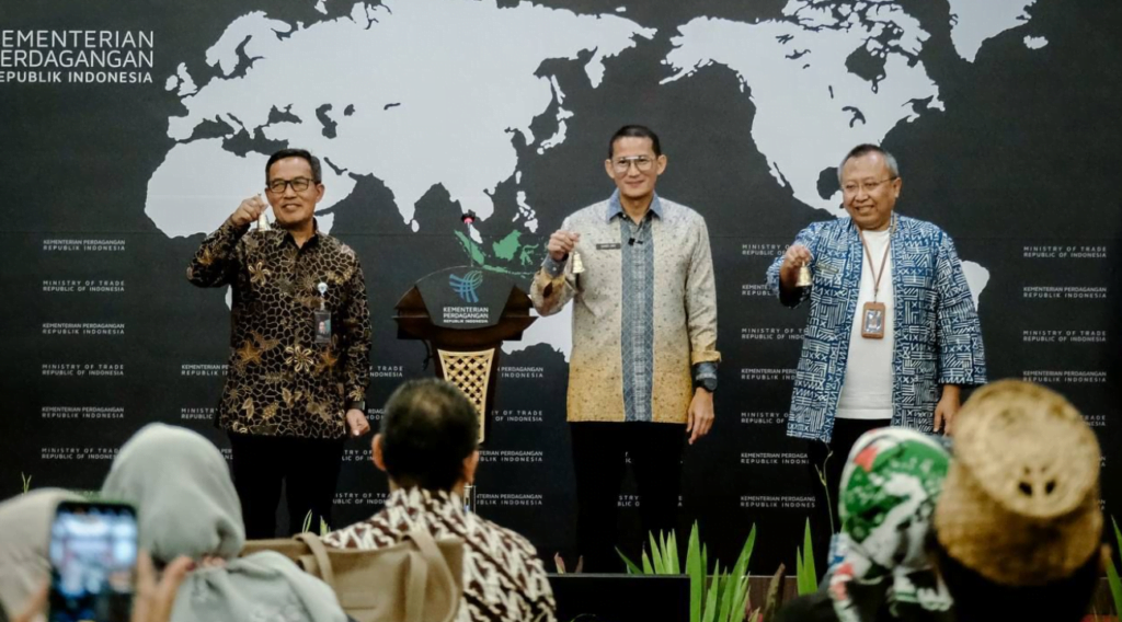 Menparekraf Sandiaga Uno (tengah) membuka kegiatan Kelas Ekspor AKI dengan tema "Pelatihan Manajemen Ekspor Impor Dengan Simulasi" di Jakarta Barat, ekraf