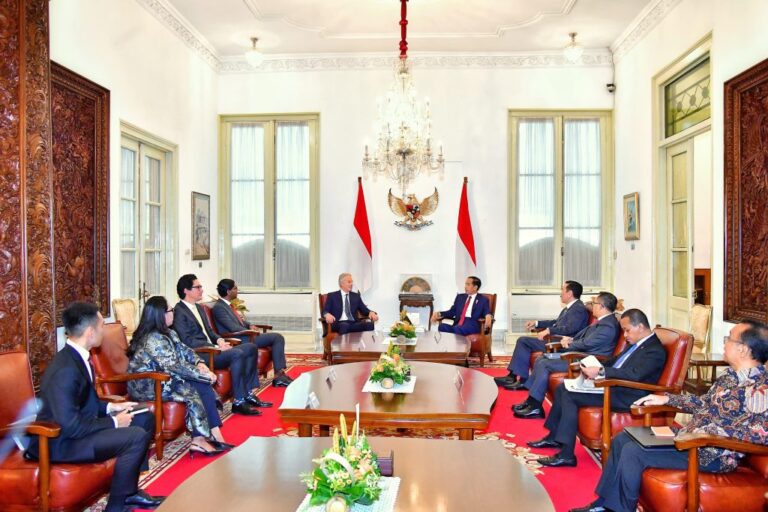Presiden Jokowi saat menerima mantan Perdana Menteri Inggris Tony Blair beserta delegasi, di Istana Merdeka, Jakarta