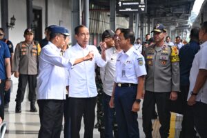 Presiden meninjau mudik 2024 di Stasiun Senen.