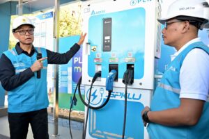 Direktur Utama PLN Darmawan Prasodjo di SPKLU PLN charging station charger