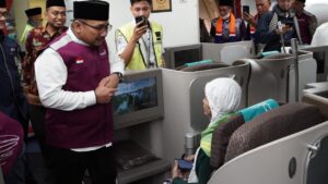 Menteri Agama Yaqut Cholil Qoumas, Minggu 12 Mei 2024 dini hari, melepas keberangkatan 388 jemaah haji kloter pertama Embarkasi Jakarta Pondok Gede, di Bandara Soekarno-Hatta, Tangerang, Banten