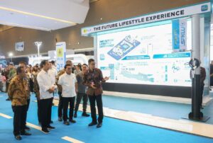 Presiden Jokowi Bersama DIrektur PLN di PEVS