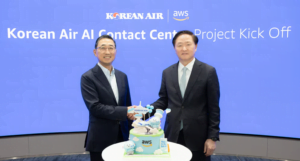 (Dari kiri ke kanan) Kee Ho Ham, CEO, AWS Korea dan Keehong Woo, Presiden Korean Air.