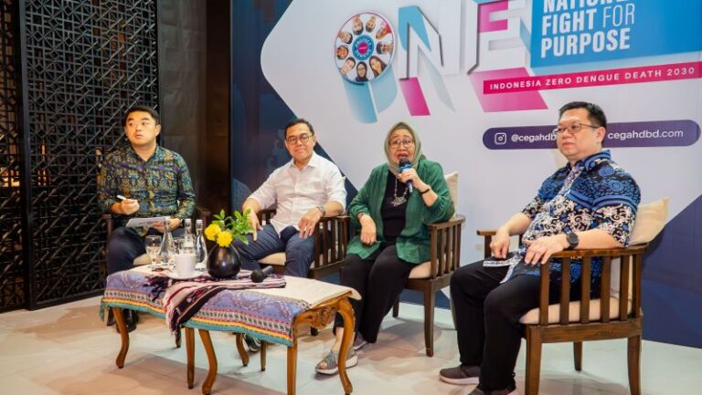 Ki ka dr. Alvin Saputra, dr. Imran Pambudi, MPHM, Prof. Dr. dr. Sri Rezeki Hadinegoro, Sp.A, dr. William S. Tjeng, Sp.A