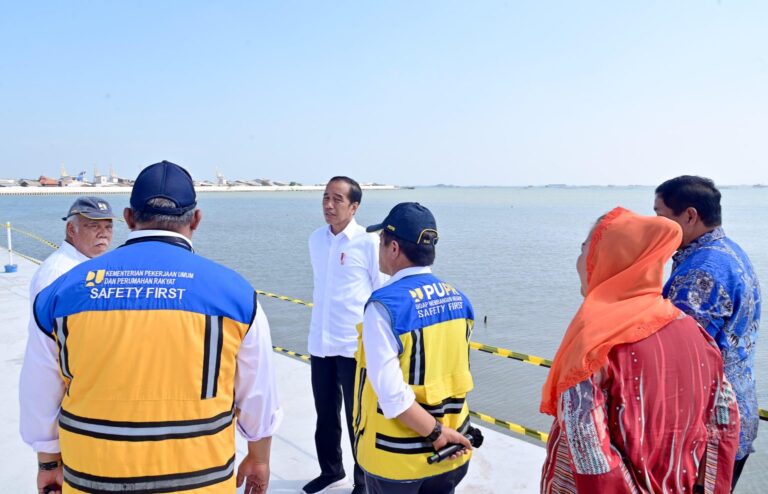 Presiden Jokowi melakukan peninjauan langsung ke proyek pengendalian banjir rob di Tambak Lorok, Kota Semarang, Jawa Tengah Read more: https://setkab.go.id/presiden-jokowi-tinjau-proyek-pengendalian-banjir-rob-di-tambak-lorok-semarang