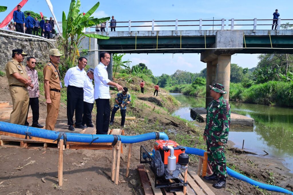 Presiden RI Joko Widodo (Jokowi) meninjau Program Bantuan Pompa Air di Kabupaten Karanganyar, Jawa Tengah. Hal ini untuk mengatasi kekeringan