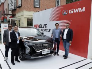 [Kiri-Kanan] Putra Samiaji, Aftersales & Customer Service Director, GWM Indonesia — Constantinus Herlijoso, General Manager, GWM Indonesia — Khoo Shao Tze, President Director, PT Inchcape Automotive Ind