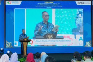 Menteri Perindustrian Agus Gumiwang Kartasasmita berbicara tentang membantu industri dalam negeri