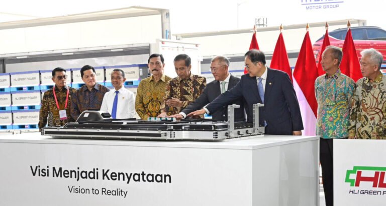 Presiden Joko Widodo meresmikan Pabrik Baterai di Karawang