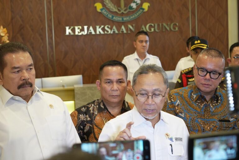 Menteri Perdagangan dan Jaksa Agung saat press conference Satgas Impol Ilegal