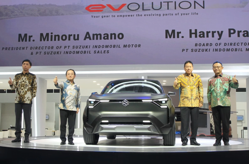 Suzuki memperkenalkan mobil listrik eVX di GIIAS.