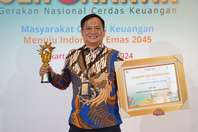 OJK Berikan Penghargaan Pemenang Program Literasi Keuangan Terbaik Kepada PNM