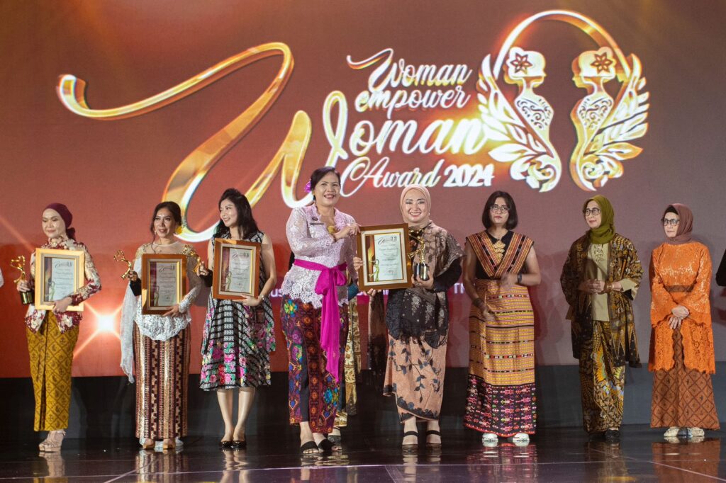 Penghargaan Woman Empower Woman Award 2024 kepada Bank bjb