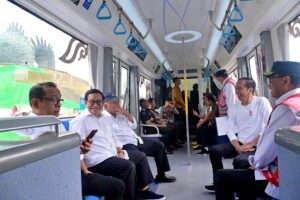 Presiden Joko Widodo (Jokowi) dan para Menteri Kabinet Indonesia Maju mencoba moda transportasi baru yang ramah lingkungan, autonomous rail transit 'ART' atau Trem Otonom Nusantara