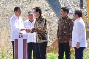 Presiden Joko Widodo melakukan peletakan batu pertama Swiss-Belhotel Nusantara di Kawasan Ibu Kota Nusantara IKN