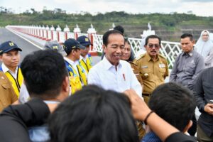 Presiden Jokowi dalam keterangannya kepada awak media usai meresmikan Bendungan Leuwikeris di Kabupaten Tasikmalaya, Provinsi Jawa Barat. berbicara tentang kedatangan Paus Fransiskus.