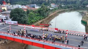 Presiden Jokowi saat melakukan peresmian sejumlah infrastruktur di Jembatan Citanduy, Kota Banjar, Jawa Barat.