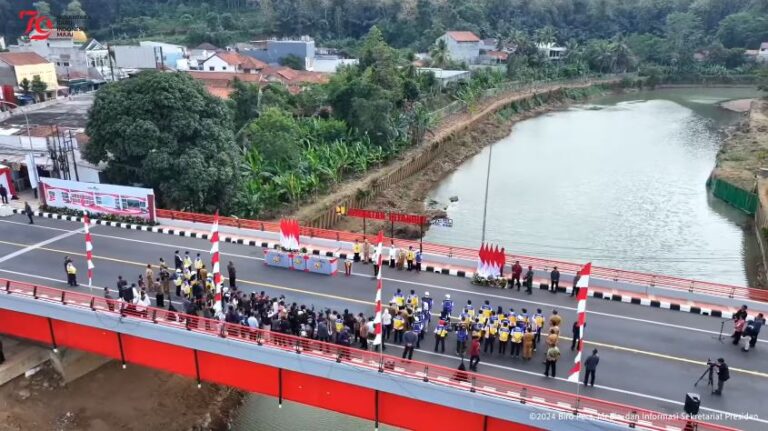 Presiden Jokowi saat melakukan peresmian sejumlah infrastruktur di Jembatan Citanduy, Kota Banjar, Jawa Barat.