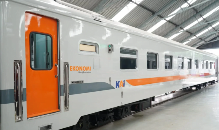 Kereta Ekonomi New Generation gerbong KA Menoreh