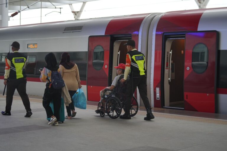 Kereta Whoosh Ramah Disibilitas