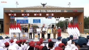 Presiden Joko Widodo melakukan peresmian jalan tol di Gerbang Jalan Tol Sinaksak, Kabupaten Simalungun, Provinsi Sumatra Utara