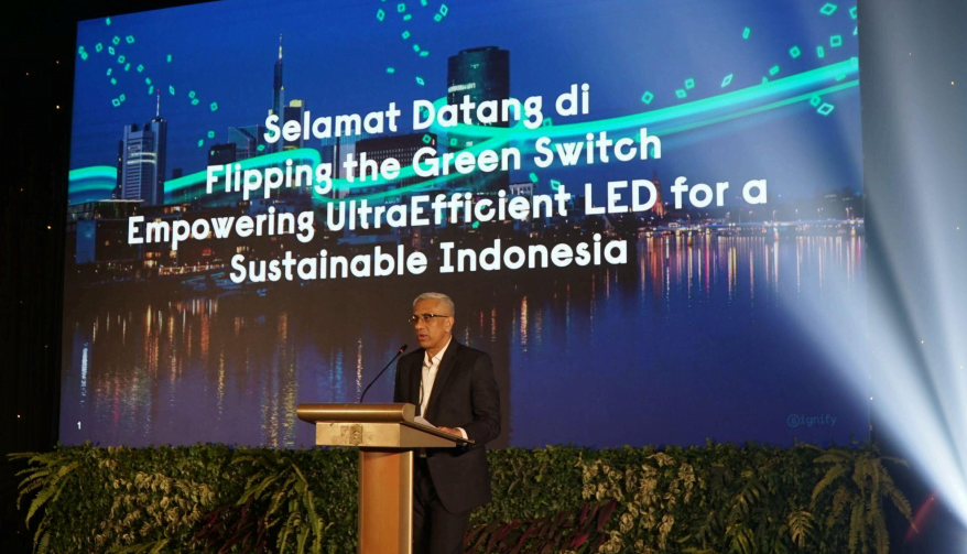 Sukanto Aich, Commercial Leader Professional Signify South East Asia membuka acara Flipping the Green Switch Empowering UltraEfficient LED for a Sustainable Indonesia