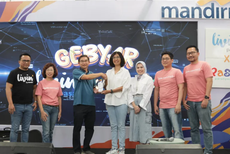 Bank Mandiri memperkuat digitalisasi pasar melalui Program Livin' Pasar di Bandung, dorong transaksi non-tunai dan dukung UMKM dengan QRIS dan Livin' Merchant. Livin'Pasar