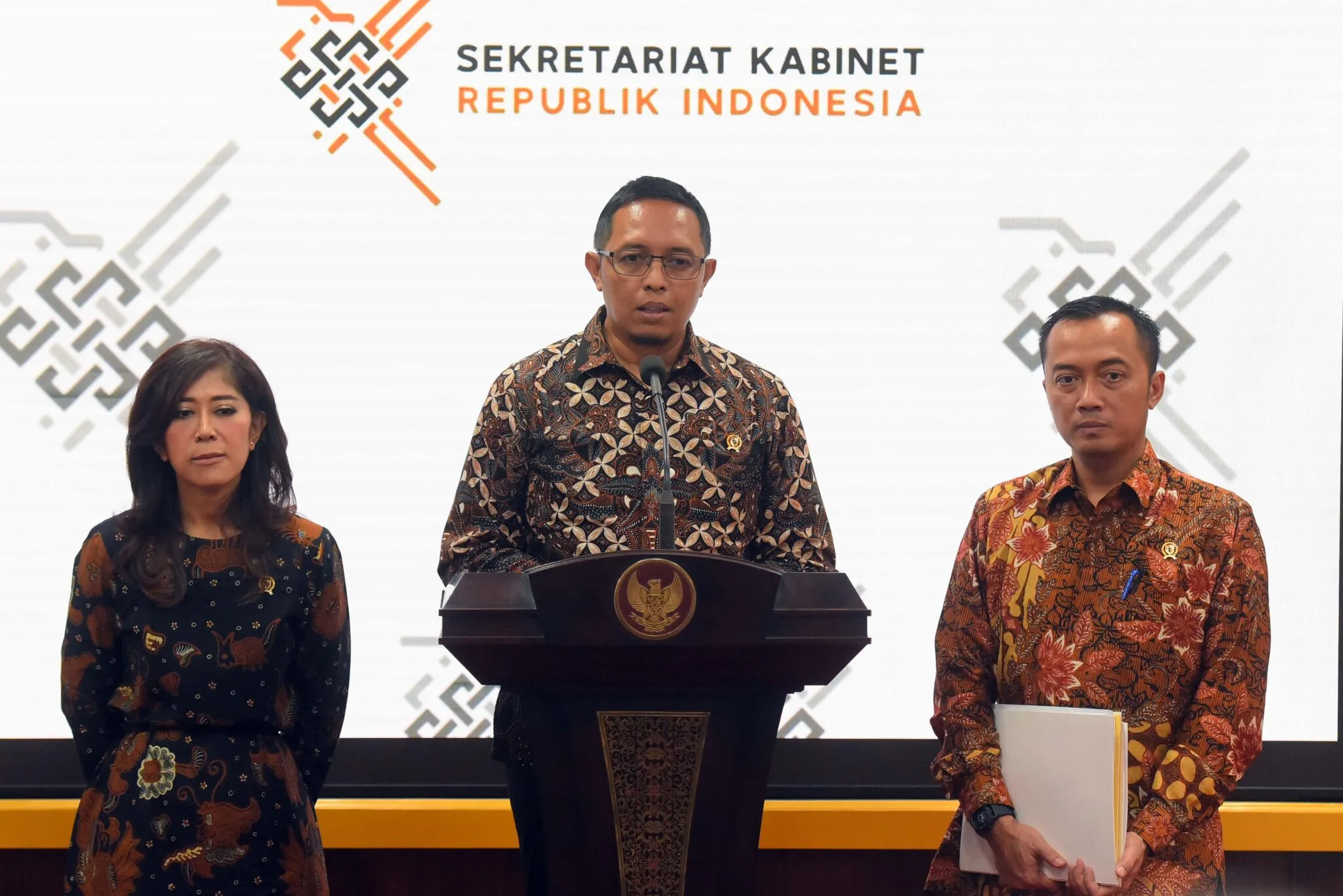Kepala Kantor Komunikasi Presiden Hasan Nasbi memberikan keterangan pers didampingi Menteri Sekretaris Negara Prasetyo Hadi dan Menteri Komunikasi dan Digital Meutya Hafid usai Sidang Kabinet Paripurna di Kantor Presiden. Sumber: Setkab. tim kerja